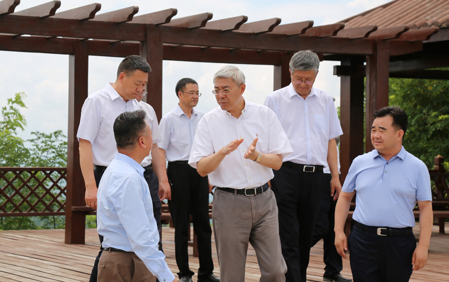 7-2021年7月，中共中央委員、時(shí)任甘肅省委書(shū)記尹弘蒞臨金徽股份調(diào)研指導(dǎo)防災(zāi)減災(zāi)和綠色礦山建設(shè)情況。.jpg