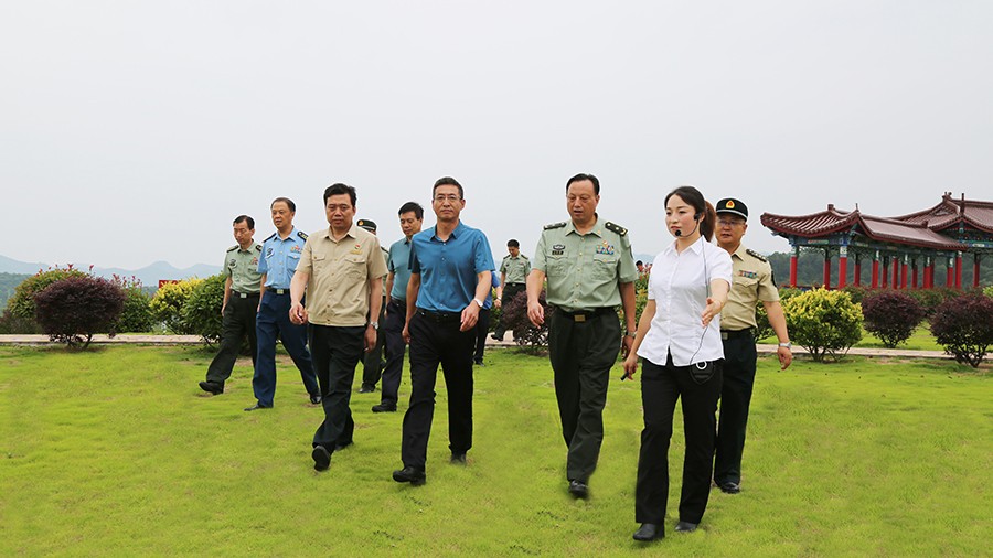 17-2020年7月，省委常委、省軍區(qū)司令員王文清蒞臨金徽股份調(diào)研企業(yè)編兵和綠色礦山建設(shè)工作是表示：金徽股份將民兵作為企業(yè)應(yīng)急救援力量的一員，充分發(fā)揮了民兵作用，立起了在企業(yè)編兵的標(biāo)桿。.jpg