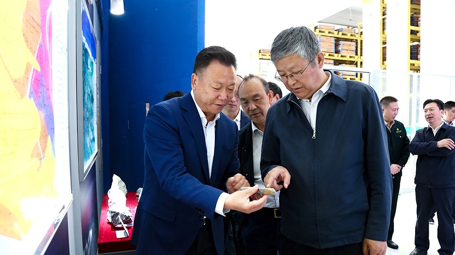 33-2021年5月，隴南市委書(shū)記張珂兵蒞臨礦區(qū)調(diào)研尾礦庫(kù)治理及綠色礦山建設(shè)情況。.jpg
