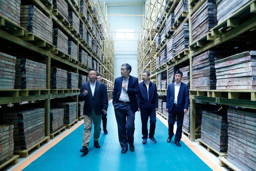 55-2019年4月，全國(guó)綠色礦山建設(shè)標(biāo)準(zhǔn)解讀與經(jīng)驗(yàn)交流研討會(huì)——綠色礦業(yè)發(fā)展萬(wàn)里行（隴南站）活動(dòng)在金徽股份舉辦。中國(guó)礦業(yè)聯(lián)合會(huì)黨委書(shū)記、會(huì)長(zhǎng)彭齊鳴出席主持會(huì)議，并就金徽股份的綠色礦山建設(shè)情況進(jìn)行調(diào)研。.jpg